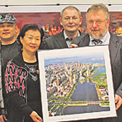 Einen guten Eindruck von der Vielfalt der künftigen Trierer Partnerstadt Xiamen vermittelten Ulrich Holkenbrink (4. v. r.) und Peter Dietze (5. v. r.) die zahlreichen Fotos, die eine Delegation chinesischer Künstler überreichte.