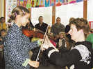 Schnupperunterricht beim Tag der Offenen Tür am Sonntag: Mit Unterstützung von Musikschuldozentin Gisela Bitdinger spielt die kleine Sophie erstmals auf einer Geige.