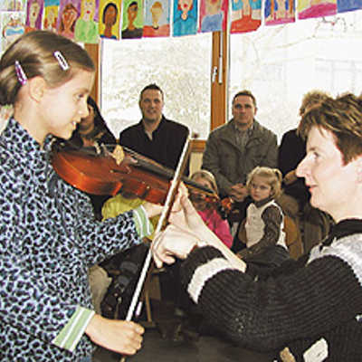 Schnupperunterricht beim Tag der Offenen Tür am Sonntag: Mit Unterstützung von Musikschuldozentin Gisela Bitdinger spielt die kleine Sophie erstmals auf einer Geige.
