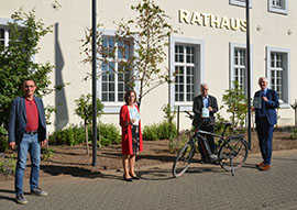 OB Wolfram Leibe (r.) präsentiert gemeinsam mit dem restlichen Stadtvorstand um Thomas Schmitt, Elvira Garbes und Andreas Ludwig (v. l.) die neue Quattropole-Fahrradbroschüre.