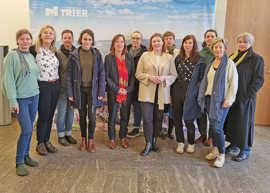 Ministerin Katharina Binz und Bürgermeisterin Elvira Garbes freuen sich mit den Mitarbeiterinnen des Frauenhauses sowie Vertreterinnen des Trägervereins über den erfolgreichen Abschluss der Suche nach einem neuen Standort. 