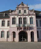 Das Palais Walderdorff wurde als Fürstenresidenz gebaut und war unter anderem Dienstsitz für preußische Beamte. Die VHS soll nun auch Räume im Gebäudeflügel Richtung Sternstraße erhalten. 