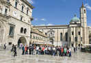 Der Trierer Domchor auf der Piazza del Popolo mit der Kathedrale San Francesco im Hintergrund. Links das historische Rathaus.