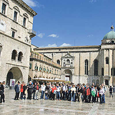 Der Trierer Domchor auf der Piazza del Popolo mit der Kathedrale San Francesco im Hintergrund. Links das historische Rathaus.