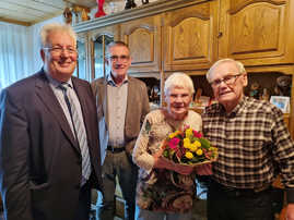 Mit einem Blumenstrauß in den Trierer Stadtfarben gratulieren Beigeordneter Andreas Ludwig (l.) und Ortsvorsteher Jürgen Plunien Helga und Helmut Enck zum 65-jährigen Ehejubiläum.