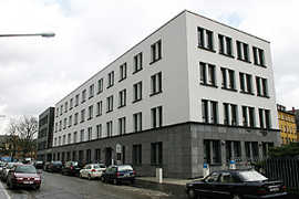 Planung und Ausführung dieses Bürogebäudes an der Ecke Christoph-/Deworastraße wurden vom Architekturbeirat positiv beurteilt. Durch die unterschiedlichen Farben und den Einschnitt im Baukörper (links) wird der Kopfbau am Alleenring hervorgehoben.
