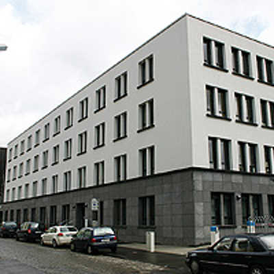 Planung und Ausführung dieses Bürogebäudes an der Ecke Christoph-/Deworastraße wurden vom Architekturbeirat positiv beurteilt. Durch die unterschiedlichen Farben und den Einschnitt im Baukörper (links) wird der Kopfbau am Alleenring hervorgehoben.