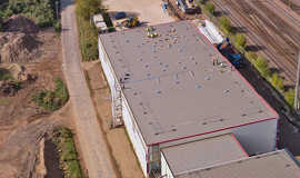 Auf dem Dach der künftigen Fahrzeughalle im Energie- und Technikpark wird die Installation einer Photovoltaikanlage vorbereitet.