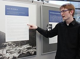 Philipp Gräßer erläutert er eine Tafel über die Romika-Werke