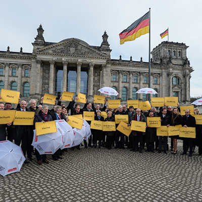 Die Mitglieder des Aktionsbündnisses "Für die Würde unserer Städte" vor dem Reichstag in Berlin. Foto: Walter Schernstein/Stadt MH
