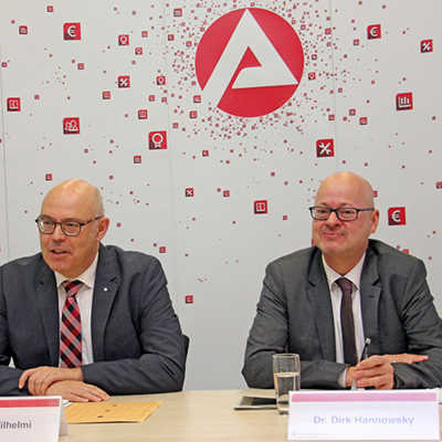 Die Geschäftsleiter der Agentur für Arbeit Trier Heribert Wilhelmi (l.) und Dr. Dirk Hannowsky stellen die Bilanz des Arbeitsmarktes 2017 vor.