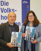 Bürgermeisterin Angelika Birk und Rudolf Fries, Leiter des Bildungs- und Medienzentrums, präsentieren das Titelblatt des neuen VHS-Programmhefts. Foto: Bildungs- und Medienzentrum