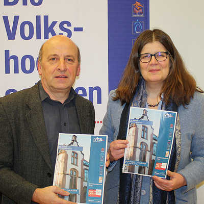 Bürgermeisterin Angelika Birk und Rudolf Fries, Leiter des Bildungs- und Medienzentrums, präsentieren das Titelblatt des neuen VHS-Programmhefts. Foto: Bildungs- und Medienzentrum