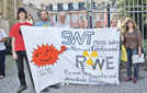 Vor dem Seiteneingang zum Rathaussaal fordern die Mitglieder des Anti-Atomnetzes einen Ausstieg des RWE aus den Stadtwerken.