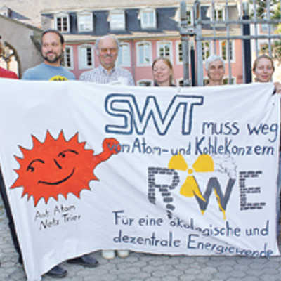 Vor dem Seiteneingang zum Rathaussaal fordern die Mitglieder des Anti-Atomnetzes einen Ausstieg des RWE aus den Stadtwerken.
