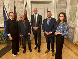 Die Gedenkveranstaltung war erstmals eine gemeinsame Veranstaltung vom Landesverband der Sinti und Roma, vertreten durch Christian Kling (zweiter von rechts) und der Jüdischen Gemeinde Triers, vertreten durch Jeanna Bakal (links). Im Gespräch mit ihrer Tochter Thaissja berichtete ihr Vater Michael Russavskjj aus seiner von Holocaust, Flucht und Vertreibung geprägten Kindheit.  