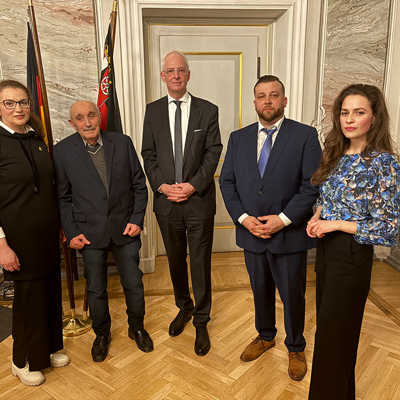 Die Gedenkveranstaltung war erstmals eine gemeinsame Veranstaltung vom Landesverband der Sinti und Roma, vertreten durch Christian Kling (zweiter von rechts) und der Jüdischen Gemeinde Triers, vertreten durch Jeanna Bakal (links). Im Gespräch mit ihrer Tochter Thaissja berichtete ihr Vater Michael Russavskjj aus seiner von Holocaust, Flucht und Vertreibung geprägten Kindheit.  