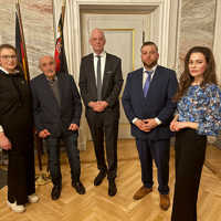 Die Gedenkveranstaltung war erstmals eine gemeinsame Veranstaltung vom Landesverband der Sinti und Roma, vertreten durch Christian Kling (zweiter von rechts) und der Jüdischen Gemeinde Triers, vertreten durch Jeanna Bakal (links). Im Gespräch mit ihrer Tochter Thaissja berichtete ihr Vater Michael Russavskjj aus seiner von Holocaust, Flucht und Vertreibung geprägten Kindheit.  