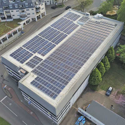 Photovoltaikanlage auf einem Gebäude mit Flachdach.