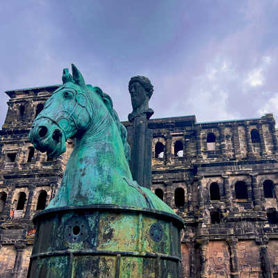 Die der Reiterstatue Marc Aurels auf dem Kapitol in Rom nachempfundene Skulptur von Arthur Spronken auf dem Vorplatz der Pota Nigra. Foto: Christian Millen