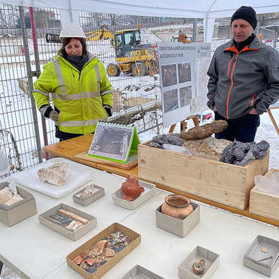 Stefanie Holzem und Dr. Joachim Hupe zeigen eine Auswahl der Kleinfunde, die bisher ausgegraben wurden.