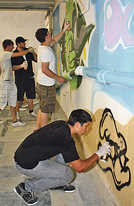 Ihre künstlerische Ader leben die Jugendlichen beim Graffiti-Sprühen in der Skatehalle Projekt X aus.