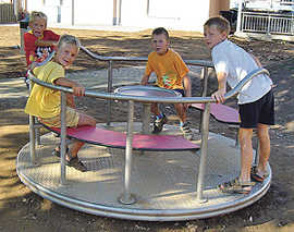 Jungen aus Trier-Nord testen das Drehkarussel auf dem Spielplatz am Beutelweg. Archivfoto: Grünflächenamt