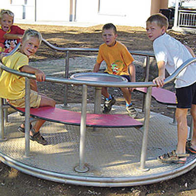 Jungen aus Trier-Nord testen das Drehkarussel auf dem Spielplatz am Beutelweg. Archivfoto: Grünflächenamt
