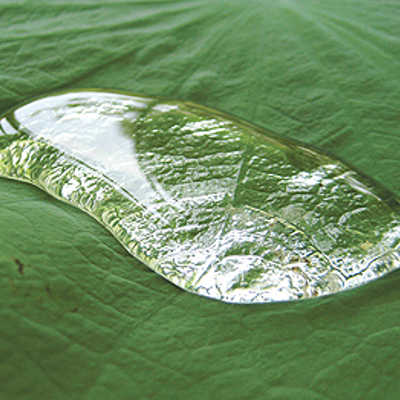 Wie in der Natur perlt das Wasser beim Lotuseffekt an Oberflächen, etwa von Fenstern oder Waschbecken, ab. Foto: ©dnikun by stock.xchng