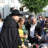 Ein Nachtwächter und Karl Marx (Henning Laufer) mischen sich unter die Besucher.