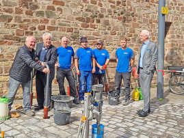 Der erste neue Fahrradbügel vor der Dom-Information wird eingebaut