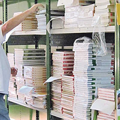 Zum Start der Ausleihe wurden letzten Sommer 25 000 Bücher „umgeschlagen“. Harald Konder und seine Kollegen vom Bürgerservice sortierten die Bestände zuerst nach Schulformen und Jahrgangsstufen.