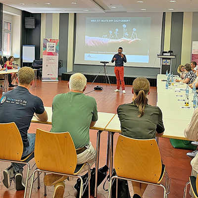 Thorsten Heck, Bereichsleiter Personalentwicklung und -marketing im gastgebenden Brüderkrankenhaus (hinten), ging bei der Netzwerktagung auf aktuelle Herausforderungen ein. Foto: Wirtschaftsförderung