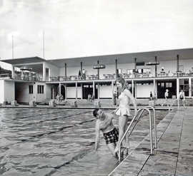 Badevergnügen im Nordbad in den 50er Jahren.