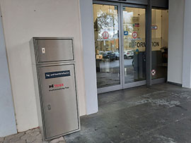 Der Briefkasten steht links vor dem Eingang ins Rathaus-Hauptgebäude