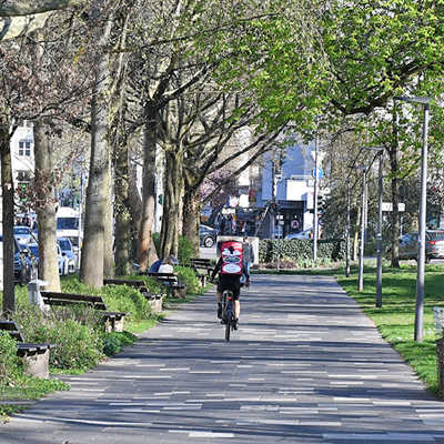 Der Grüngürtel um die City hat viele Funktionen – auch die eines Verkehrswegs für Radfahrer abseits des Staus auf der Nordallee.