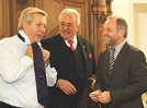 Karl Moik probiert die Trier-Krawatte, die ihm von OB Klaus Jensen (r.) überreicht wurde, gleich einmal an. Peter Pries (Mitte, ATK-Vorsitzender)freut's.