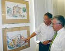 Michael Strobel (links) erläutert OB Helmut Schröer, dem Gastgeber der Rathaus-Galerie, seine „Panorama“-Darstellung des Frankenturms.
