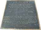 Die dem Stadtgründer "Augustus" gewidmete Bronzeplatte wurde 2004 in das Pflaster des Viehmarkts eingelassen.
