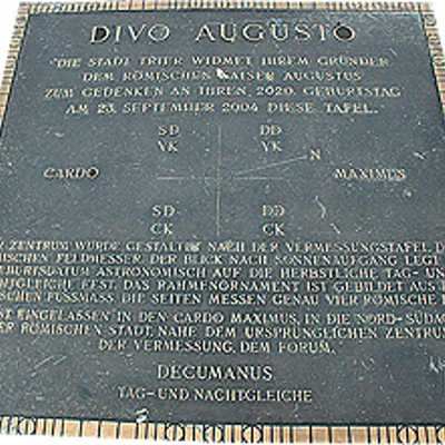 Die dem Stadtgründer "Augustus" gewidmete Bronzeplatte wurde 2004 in das Pflaster des Viehmarkts eingelassen.