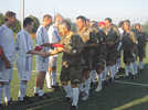 Die Freizeitkicker der FSG-Oldies und des Teams aus Ascoli Piceno begrüßen sich vor dem Spiel auf dem Campo Sportivo.
