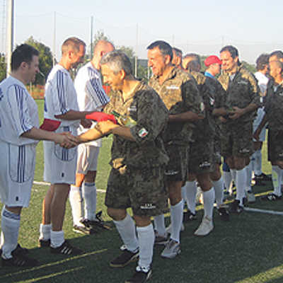 Die Freizeitkicker der FSG-Oldies und des Teams aus Ascoli Piceno begrüßen sich vor dem Spiel auf dem Campo Sportivo.