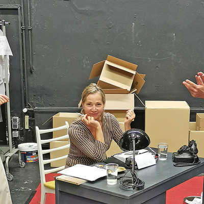 Regisseur Ulf Dietrich probt mit den Knef-Darstellerinnen Joana Tscheinig und Stephanie Theiss (v. l.). Foto: Theater/Niklas Schmitt