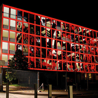 Ein optisches Highlight der ersten Design- und Kulturtage Trier wird die audiovisuelle Gebäudeprojektion "Binary Patina" an dem mehrstöckigen Bürogebäude am Irminenfreihof 10. Foto: Hochschule Trier