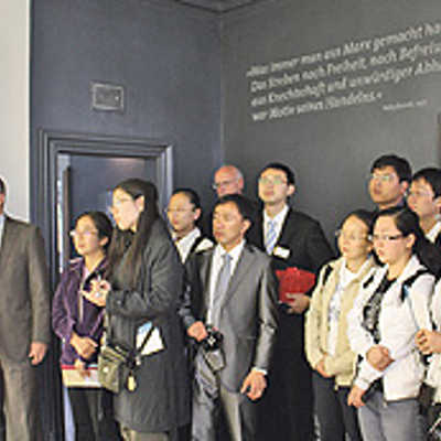Nach dem Empfang durch Oberbürgermeister Klaus Jensen (links) besichtigten die Teilnehmer des Pilotprojekts das Karl-Marx-Haus. Das Museum erfreut sich bei Gästen aus China nach wie vor großer Beliebtheit.