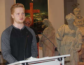 Leon Freihöfer trägt ein Gedicht bei der Veranstaltung im Stadtmuseum Simeonstift vor. 
