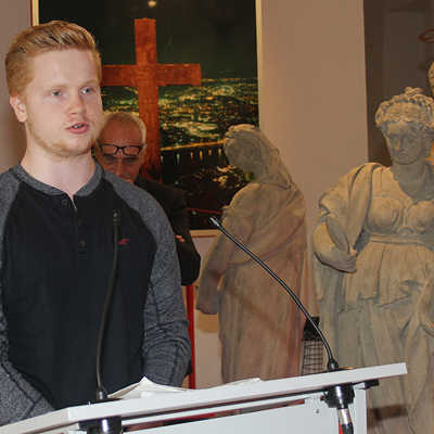 Leon Freihöfer trägt sein Gedicht bei der Veranstaltung im Stadtmuseum Simeonstift vor. 