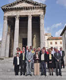 Die Trierer Delegation vor dem Apollotempel mit der stellvertretenden Bürgermeisterin Vera Radolovic (vorne, 4. v. l.).