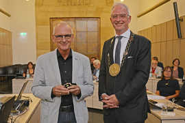 OB Wolfram Leibe (r.) mit Reiner Marz, dem er für seine jahrelange Tätigkeit im Stadtrat den Ehrenring verliehen hat.