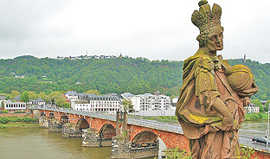Das Bild zeigt Tietzens Lieblingsmotiv des Bildbandes: Die Römerbrücke mit Konstantin. Foto: Josef Tietzen